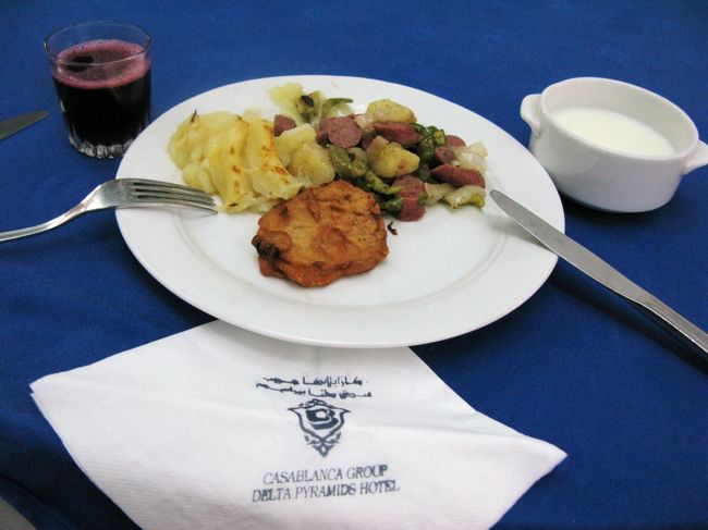 ６時にホテルの食堂で朝食をとります。ほかにまだ客はなくがらんとしています。<br /><br />この日は１７時２５分の飛行機で日本に帰るのですが、現地旅行会社によると、３時間前にチェックインしなくちゃならないとかで、１３時３０分までにホテルに戻ってくるよう指示されました。<br />（実際、１時間前には飛行機の搭乗が始まりました。カイロでは搭乗手続きが他の空港より早いのかもしれません。）<br /><br />なので早めに朝食をとってカイロの街へくりだします。<br />目的はイスラム地区のモスク（ガーマ）群とオールドカイロのコプト教寺院群。<br /><br />この朝食もスパイスが効いていておかわりするほどおいしかったです。<br />他の旅行記を見るとエジプトでお腹をこわすかたも多いようですが、水道水や氷の入ったものは飲まず、食事は火を通したものを選び生モノはとらないよう心がけていたので、旅行中そして帰国後もお腹をこわすことなく済みました。