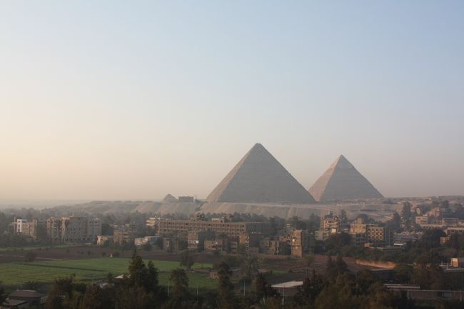 朝食後、ホテルの屋上に上がって、朝日を浴びるピラミッドをパチリ。<br /><br />カイロに行かずここでしばらくのんびりとすごしていたくなるくらい、素晴らしい眺めです。