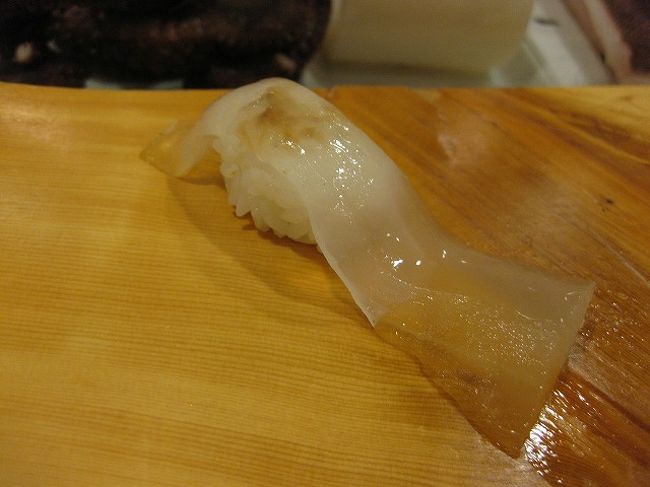 アロエ寿司。<br />活きが良くて？なかなかお箸で挟むことができなかったので、手で頂きました（笑）