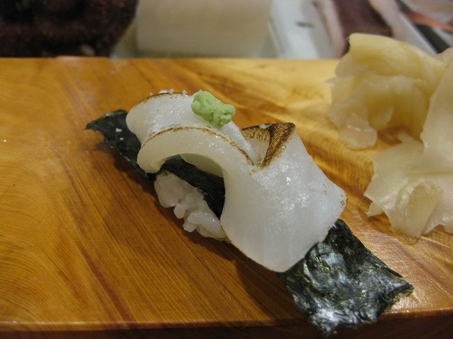 イカの炙り寿司で〆。<br />満腹満足、ごちそうさまでした。<br />サービス料込みで３，５００円、かなり満足な夕食でした。