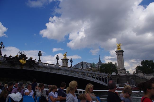 アレクサンドル３世橋をくぐると。