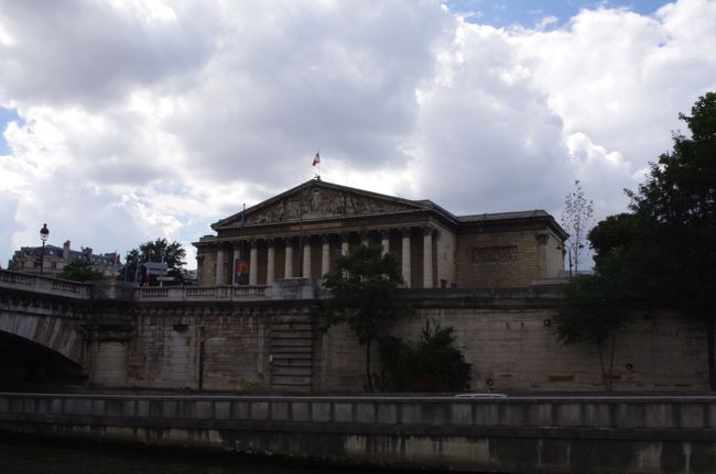 ブルボン宮が見えました。<br />現在フランスの国会議事堂として<br />使われているようです。