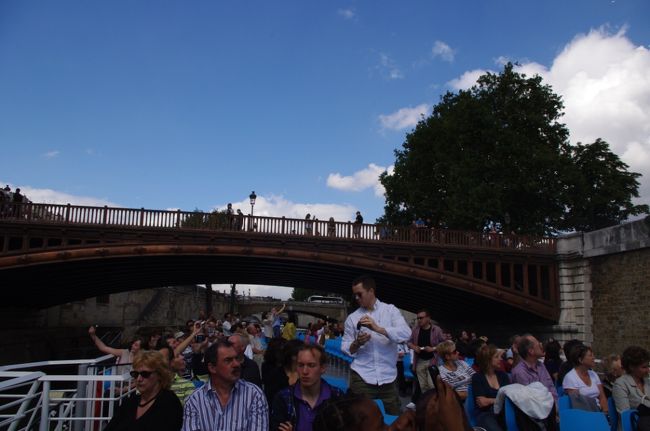 有名な建物が見えてくるたび、<br />あちこちでパチリパチリと音が聞こえてきます。