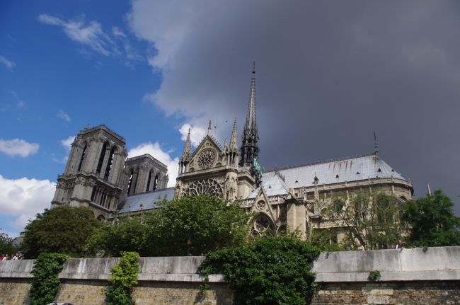 正面から見た建物が有名だけど、<br />横から見ると、結構奥行きがあります。