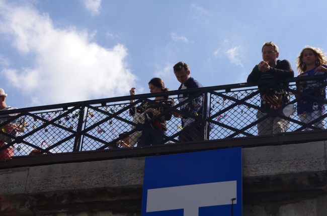 橋の手すりに鍵を付けているようでした。<br />何かのおまじないかな。