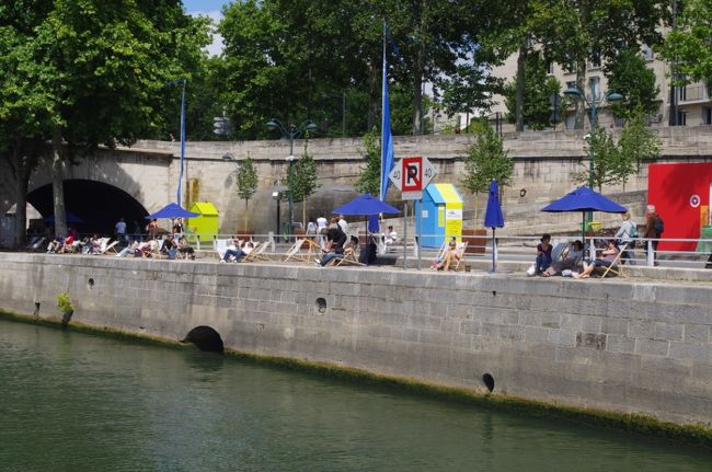 セーヌ川を眺めながら、<br />デッキチェアに座って、<br />くつろいでいる人もいました。<br />優雅でいい感じです。