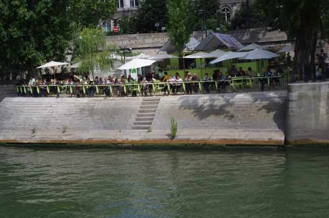 セーヌ川沿いのカフェ。