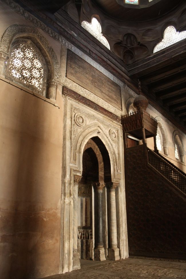 回廊の南東側にはメッカの方向を示すミフラーブと説教壇であるミンバルもありました。<br /><br />この時間にモスクを訪れているのはわたしとフランス人の団体観光客だけで、ほかに礼拝をする人はいませんでした。