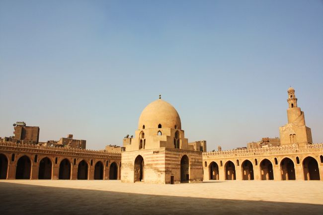 泉亭を中心に回廊とミナレットをパチリ。<br /><br />観光客の少ないときに訪れることができて、本当にこのモスク独特の静謐な雰囲気を味わうことができました。<br /><br /><br />おそらくこの感覚は写真を見ているだけでは伝わらないと思いますので、カイロを訪れる予定のある方はぜひこのモスクに行ってみてください。<br /><br />最近はやりの“パワースポット”とくくることはどうかと思いますが、自分の精神を高められそうな、訪れて絶対に損はないところだと思います。