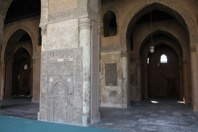 こちらの柱にも細密紋様が・・・と思って良く見ると、アラビア語が彫られていました。<br /><br />偶像崇拝をもたないイスラム教にとっては、日本の書道のように文字も芸術の役割を果たしているんですね。