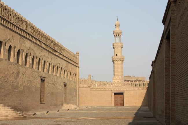 ガーマ・アフマド・イブン・トゥールーンの内壁と外壁の間、アンダースン博物館の反対側には、螺旋状のミナレットへと続く道があります。<br /><br />モスクの中であのミナレットにはどうやって昇るのかいろいろ入口を探したのですが扉には鍵がかけられていて通れず、あきらめて出ようとしたときに気づきました。<br /><br />なんだか秘密の通路を見つけたような、ドラクエっぽい感覚です（笑）。