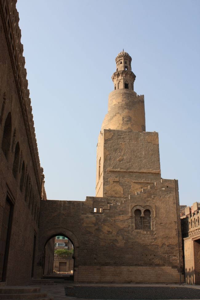 内壁と外壁の間をつたっていって角を曲がると・・・螺旋状のミナレットへの入口が目の前にありました！<br /><br />思わず「！」を使ってしまうような喜びです（笑）。<br /><br /><br />早速昇ってみることにします。