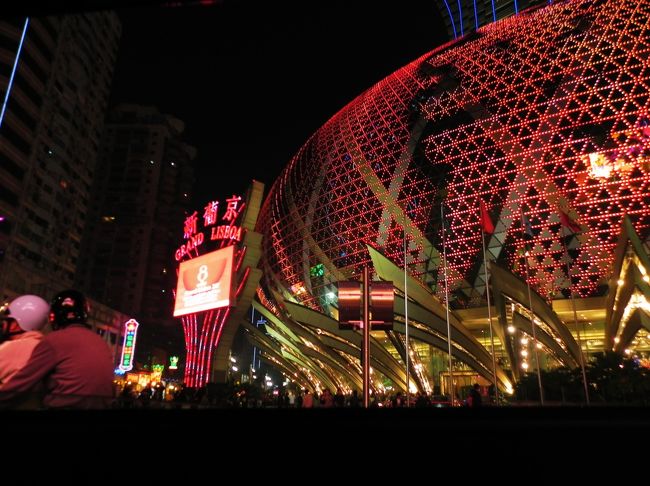 このあとすぐさまタクシーとめて乗り込み、横山やすし似の運転手さんにどこでもええからマカオらしくて美味い料理食わせるとこいってくれと頼む<br /><br />よっしゃ、どこでもええんやな、いきまっしぇ〜♪<br /><br />っでタクシーからの眺め