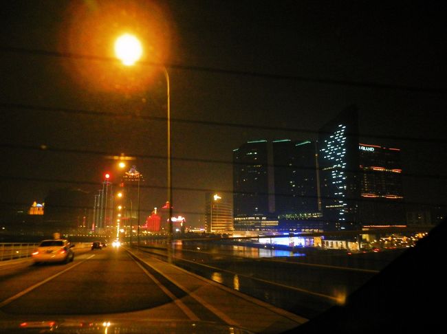 綺麗な橋渡ってこれはタイパのほういくわけやな