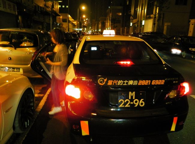 タイパに入ってひとまわりしたらすぐ着いた<br /><br /><br />ここでっしぇ〜、<br /><br />美味いの？<br /><br />あんたわしが連れてきた店まずいわけあれへんやろもんくあんにゃったらもどるよ<br /><br />いやいやすんません、そんで何食わす店？<br /><br />ポルチュガルでんがな、あぁほんまにもうどんくさいなぁあぁ、めがねおちるがな<br /><br />はいはいなんぼ？<br /><br />４４，５０Ｈｋｄまんえ〜ん<br /><br />おおきに〜、まんまんちゃんあん