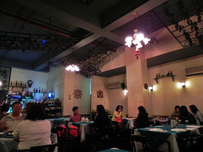 ふ〜ん、ちょっとさみしいけどそこそこ流行ってるし、家族経営みたいな雰囲気<br /><br /><br />一昔前のご近所イタリアンみたいな感じやな<br /><br />メニュは豊富<br /><br />どれもとってもボリューミィで安い♪<br />ＵＳＡリブアイステーキが１キロ近くあるんちゃうかな？！！サラダにかぼちゃのスープ、ガーリックブレッド山盛りｘ２、ビールｘ３にココナッツジュースで５１７Ｈｋｄ<br /><br />ほんまは他にもいわしの塩焼きやら頼んでたけど忘れてたのかなかなかこないのでキャンセル、もう腹いっぱいでございます。