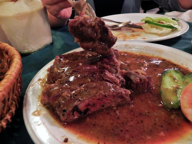 全容は写真忘れたけど、これは取り分けたあとがんばって食い終えたら、やっぱりよめはンのぶんまだこんだけ残ってるのおいらに廻ってきた<br /><br />でもとっても美味い♪やわらか〜、じゅ〜しぃ〜