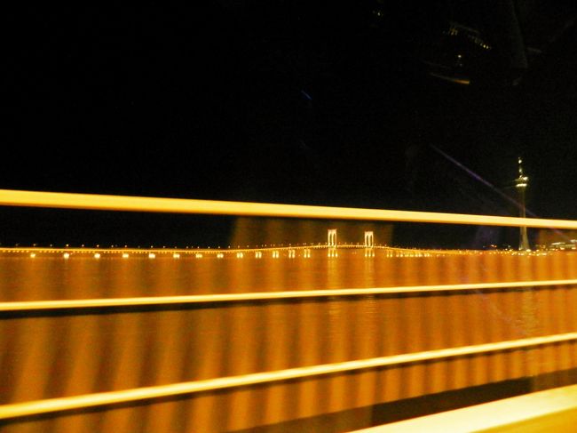 帰りのタクシーから<br /><br />３本の橋が金色にライトアップされていた