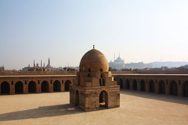 はるか向こうにはシタデルにそびえるムハンマド・アリ・モスク（右）とガーマ・スルタン・ハサン、ガーマ・リファーイー（左）が見えます。