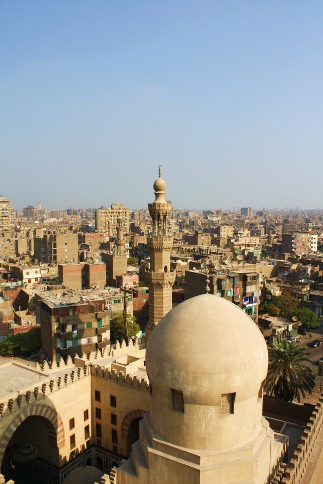 螺旋階段を昇って、展望台までやってきました。<br /><br />このモスクに付随するサルガトミシュのマドラサのミナレットを中心に土色のカイロの街並みが見渡せる絶景です。<br /><br />しばし時を忘れます。<br /><br /><br />こんな景色をみていると、半径２０ｍエメラルドスプラッシュを思い出します（笑）。<br />時計台はありませんが・・・。<br />（ジョジョネタですみません。）