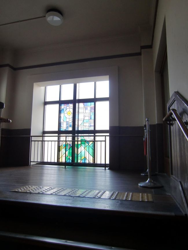 小学校の校舎なので、<br /><br />こんな階段の踊り場もあります。<br /><br />懐かしい雰囲気の木の階段です。<br />