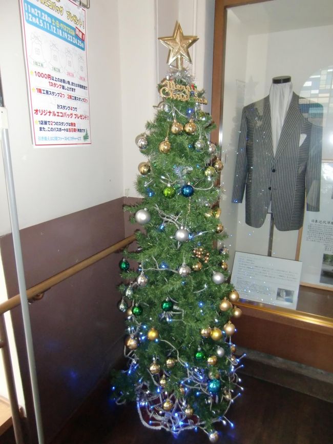 踊り場の端には、クリスマスツリー・・<br /><br />何げなく置かれている粋な演出です。<br />