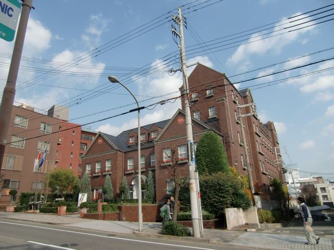 今日のランチの目的地・・<br /><br />北野ホテルです。<br /><br />もう少し時間があるので、<br /><br />外観の写真のみ撮って、暫しのお散歩・・・