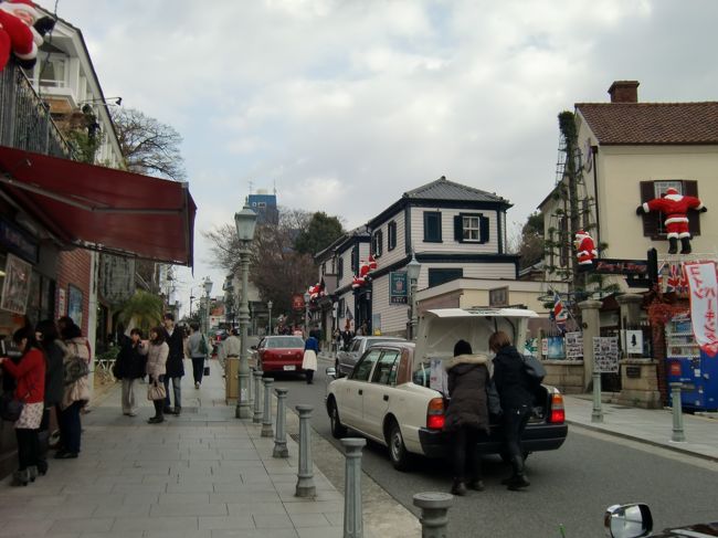 あちらこちらの家を覗くように、<br /><br />いろんな表情のサンタさんが、たくさんいました。<br /><br />