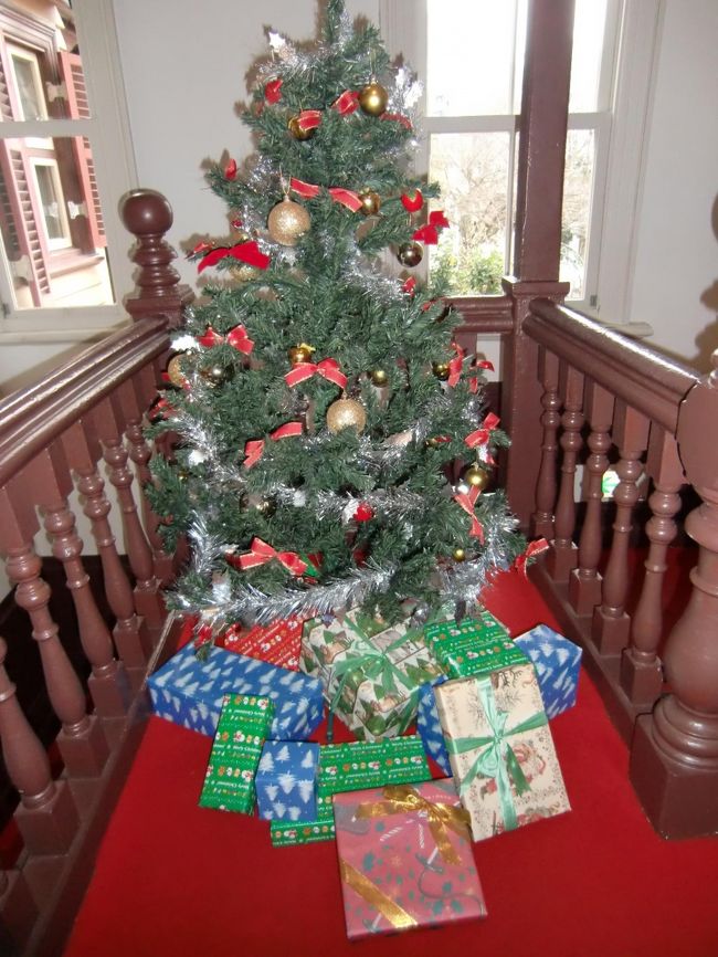 階段の踊り場にも・・<br /><br />しかもプレゼントがいっぱい置かれていました。<br /><br />これまた、細かい演出です。