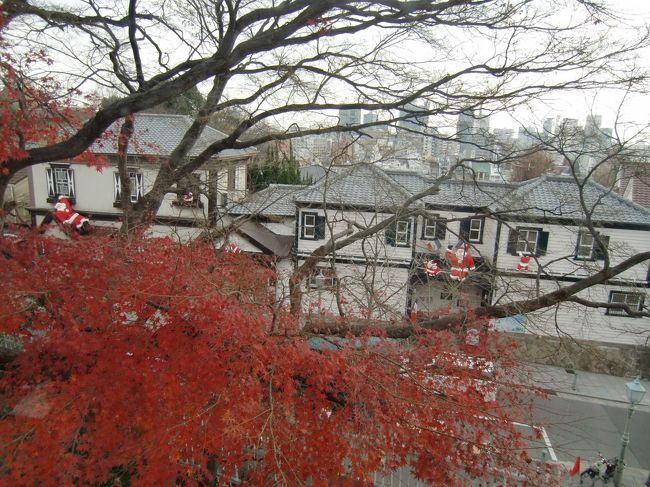 窓越しに見た町並みです。<br /><br />まだ紅葉が残っていました。<br /><br />