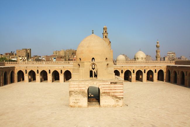 まずはミナレットを途中まで昇って回廊の上へ。<br /><br />ぐるっとひとまわりしてみます。<br /><br />このモスクの中を歩いているのは自分一人。<br /><br />人口1,100万人の喧騒渦巻くカイロの中にあって、唯一と言っていいほど静謐なこの空間を独占しているようで、なんとも贅沢な気分です。