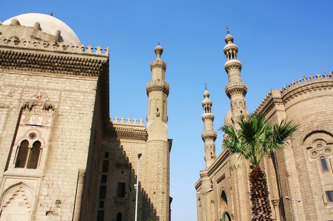 ８時３０分から１時間もいたガーマ・アフマド・イブン・トゥールーンを後にし、旧市街の狭いサルビーヤ通り（シャイフ通り）を歩いてガーマ・スルタン・ハサンとガーマ・リファーイーへ。<br /><br />ガーマ・スルタン・ハサンは１４世紀、ガーマ・リファーイーは２０世紀とそれぞれ建築時期は異なりますが、まるで一対の建物のように並んで建っています。