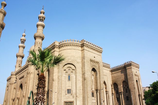 そして右側のガーマ・リファーイー。<br /><br />イスラム神秘主義（スーフィズム）の一派であるリファーイー教団の創始者、シャイフ（長老）・リファーイーのザーウィエ（聖者の墓）の跡地に２０世紀に入ってから造られた新しいモスクです（建築期間は1869-1912年）。<br /><br />モスク内には、シャイフ・リファーイーの墓のほか、ムハンマド・アリ朝の完全独立後の初代国王フアード１世（在位1917-36年）や、イラン最後のシャー（王）でイラン革命後エジプト亡命中に亡くなったモハンマド・レザー・シャー・パフラヴィー（在位1941-79年）の墓もあります。