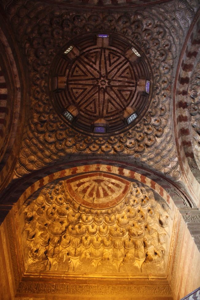豪華な中庭の見学を終え、薄暗い通路を逆戻り。<br /><br />天井を見上げると、こんなムカルナスの凝った彫刻がほどこされています。<br /><br />これもやはりアルハンブラ宮殿の“二姉妹の間”を思い起こさせますね。<br /><br />・・・イスラム建築というとどうしても先入観としてアルハンブラ宮殿を思い浮かべてしまいます。欧米本位の価値観ですね〜。