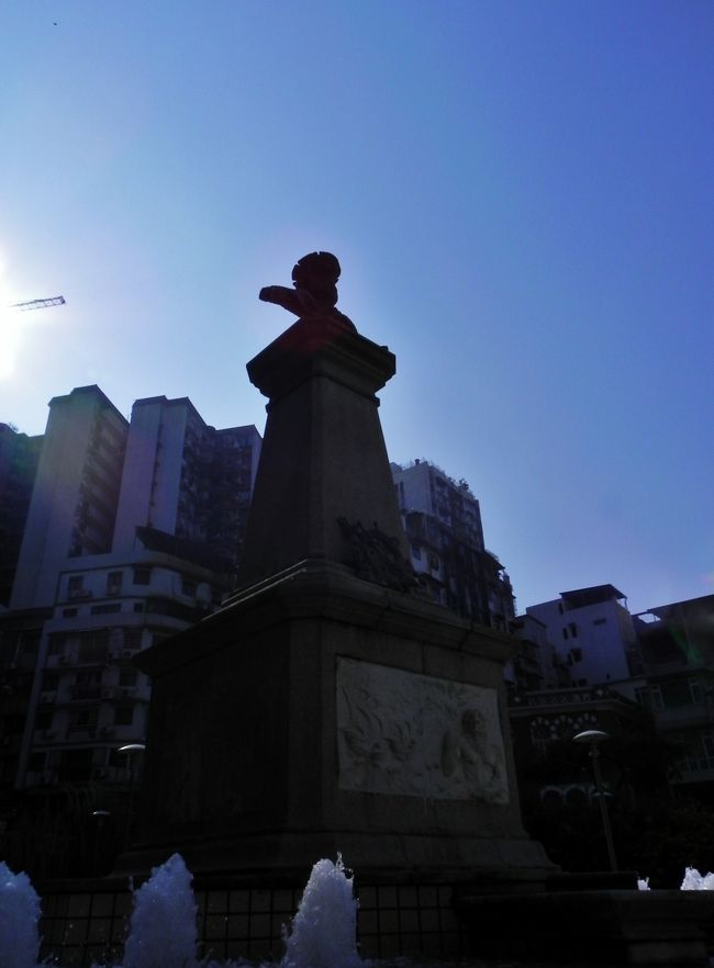 ０９時４７分<br /><br />朝食後、朝の散策へ<br /><br />マカオナビのおすすめ街歩きコース４ってのをなぞってみた<br /><br />ギア灯台は昨日行ったのでホテル真下のバスコダガマ公園からスタート<br /><br /><br /><br /><br />