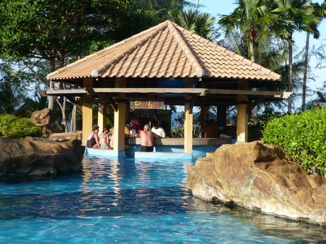 いかにも南国♪なプールの中にあるバー