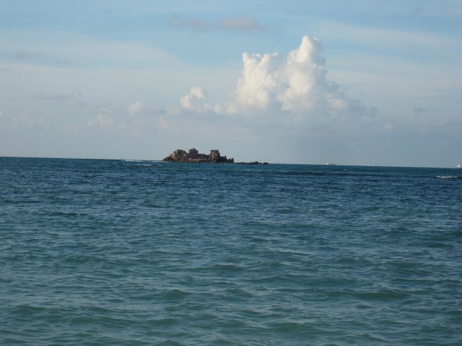 海の向こうには島が見えます