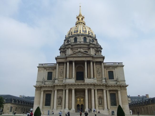 アンヴァリッド。金色のドームが印象的。