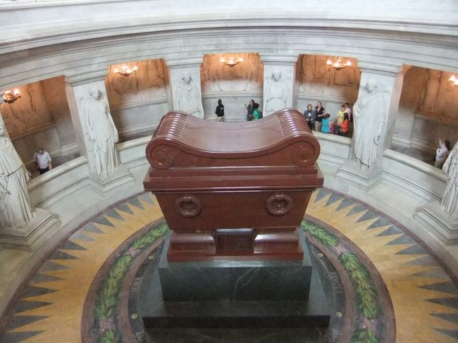 ナポレオンのお墓！！憧れのナポレオンが目の前に眠っているって考えると鳥肌が立ちました。