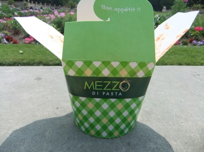 公園のベンチでさっき買ったパスタを食べました。安い割においしかった♪<br />