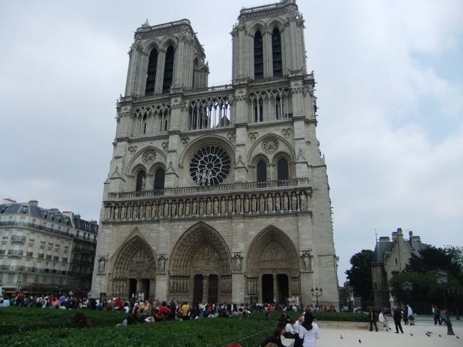 ノートルダム大聖堂。有名な観光地だけあって人がたくさん。