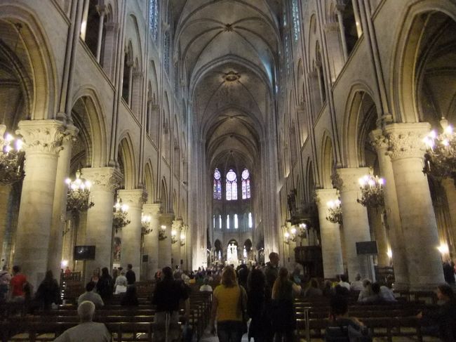 大聖堂内部へ。荘厳な雰囲気。