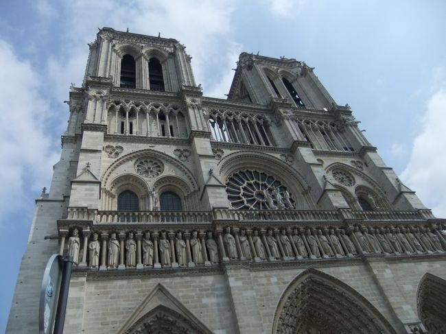 右側の塔に登るために１時間以上並びました。