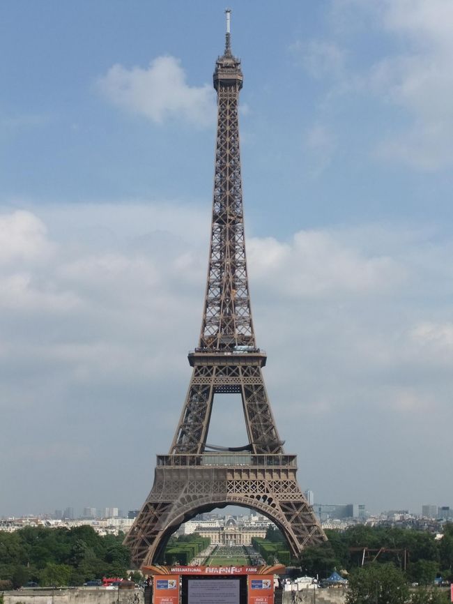 今度はエッフェル塔に登るべく、Trocadero駅で下車し、歩いてエッフェル塔を目指します。