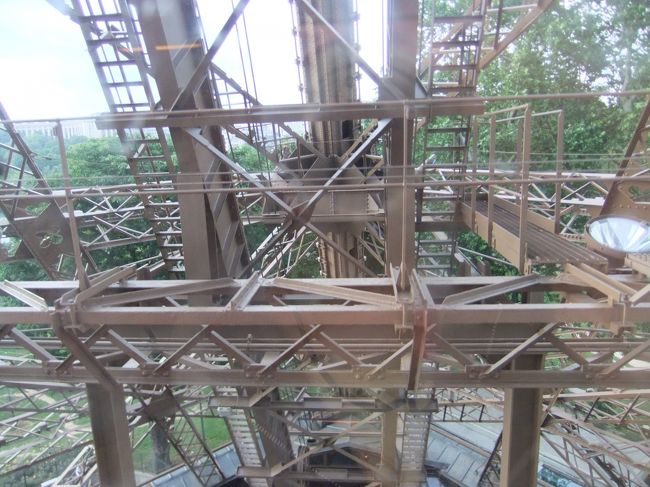 ２階の展望台までエレベーターで行きます。