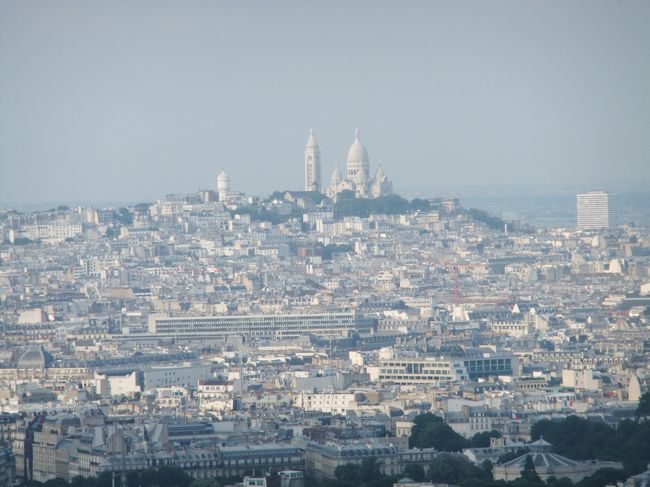 またまたサクレクール寺院。<br />パリの街って、白い。