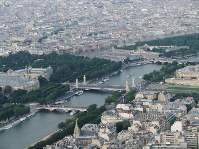 アレクサンドル３世橋。遠くから見てもやっぱり美しい。