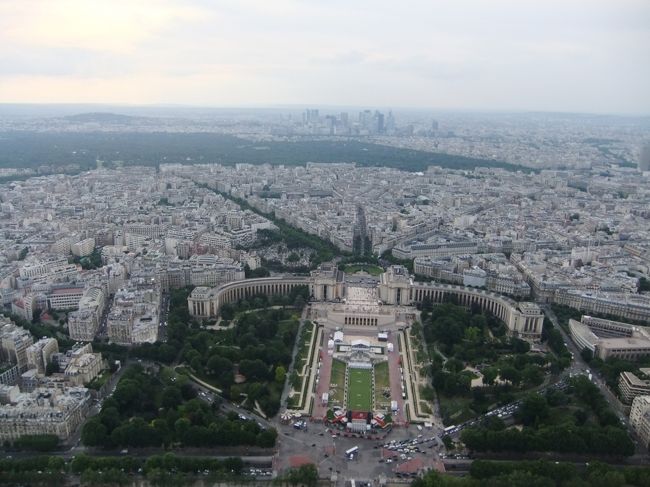 頂上まで行くエレベーターに乗るのにまた１時間くらい並びました…。<br />