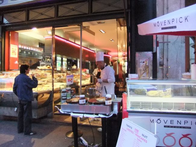 良い匂いがすると思ったら、外でクレープを売っているお店を発見。<br />晩御飯はここに決定。<br />まわりにはクレープ屋さんがたくさんありました。さすが本場。