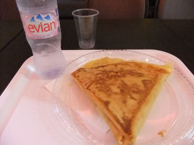 チーズクレープを注文。チーズの味がすごく濃厚で途中で気持ち悪くなってしまった。